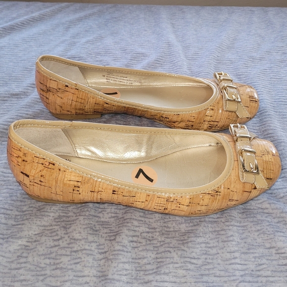 7M | Söfft | Bow-Buckle Cork Flats - Picture 5 of 9